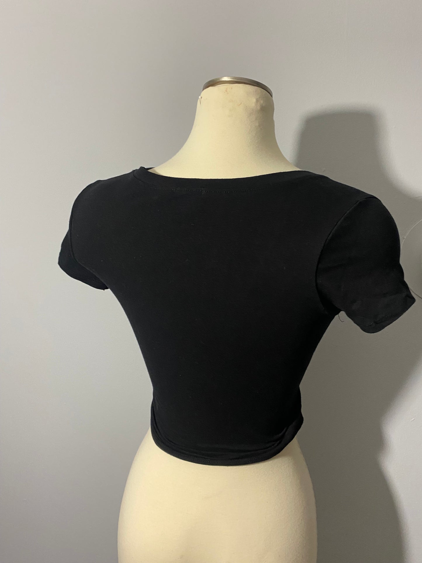 Black Mahomes Women’s Cropped Chiefs Tee