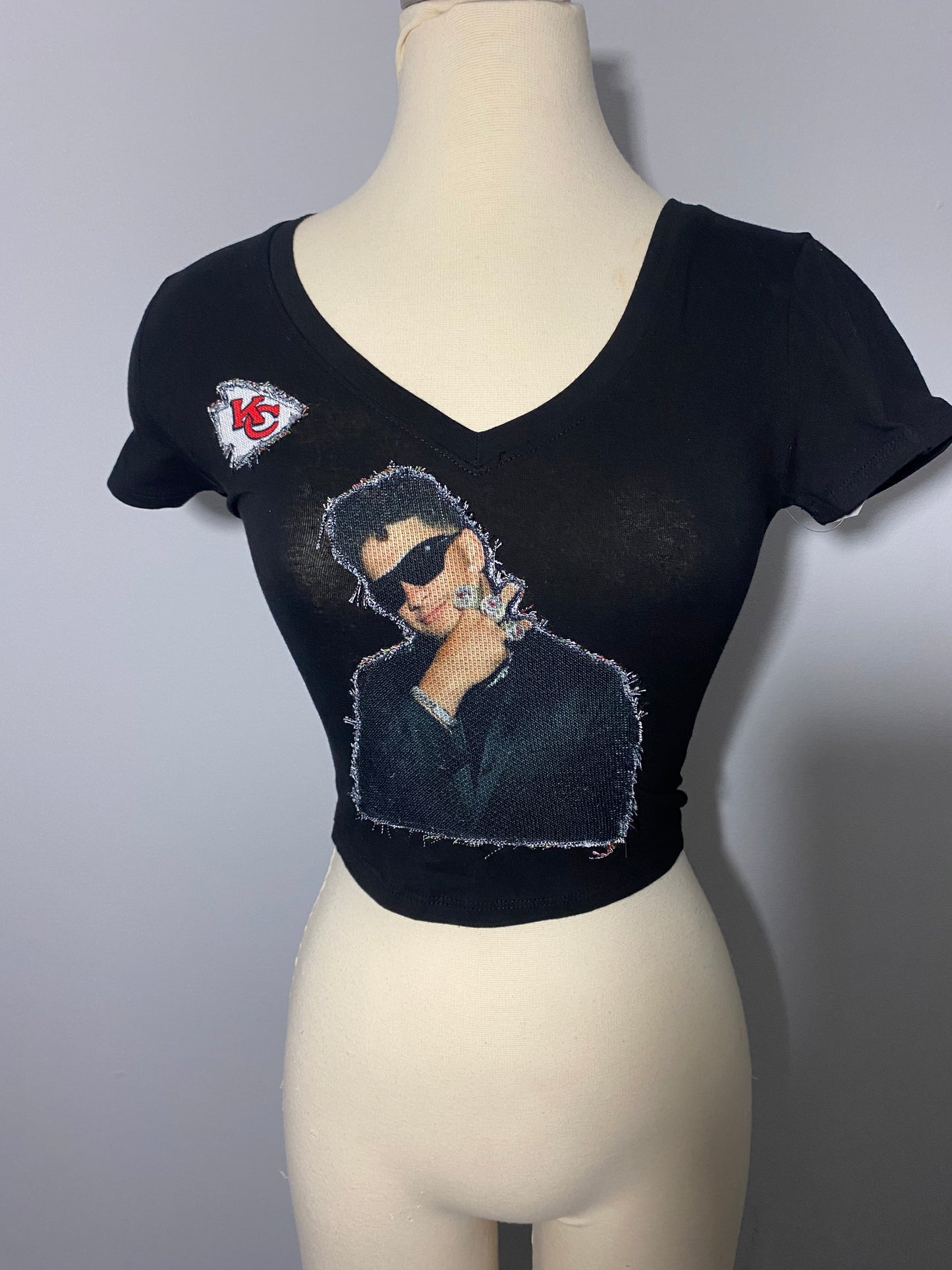Black Mahomes Women’s Cropped Chiefs Tee